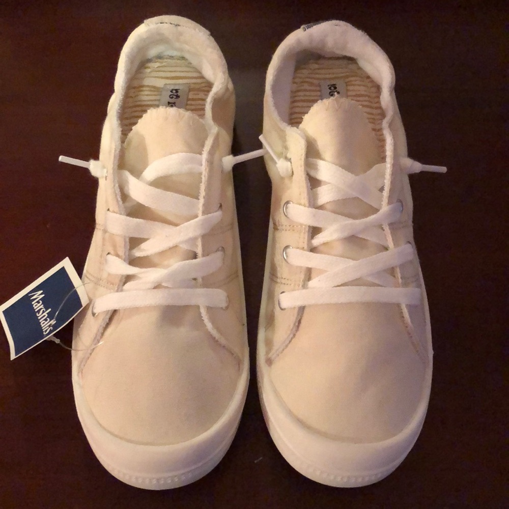 off white slip on sneaker (SLIM FITTING SHOE)